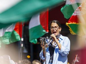 Yasemin Acar auf einer Demonstration. (Symbolbild)