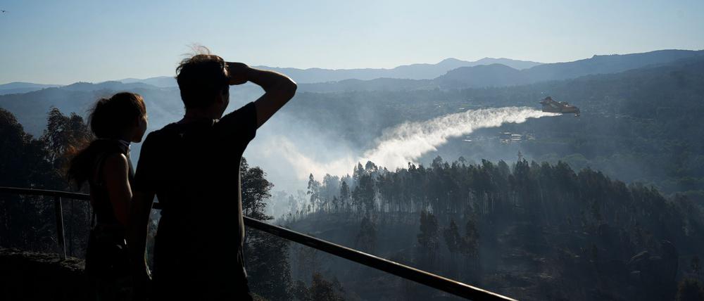 Bei einem Waldbrand westlich von Madrid waren Löschflugzeuge und -hubschrauber wie hier bei einem Feuer Ende Juli im Norden Spaniens im Einsatz. (Archivbild)