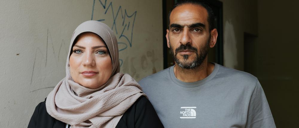 Fadi M. und seine Frau vor dem Hauseingang ihrer wegen Kontaminierung gesperrten Wohnung in Schmargendorf.