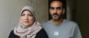 Fadi M. und seine Frau vor dem Hauseingang ihrer wegen Kontaminierung gesperrten Wohnung in Schmargendorf.