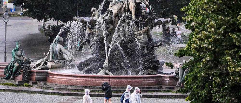 Ohne Regenschirm oder Regenjacke ging es im Juli nicht. (Archivbild)