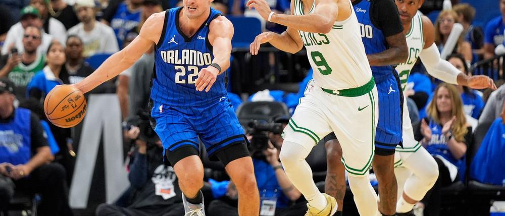 Franz Wagner (l) bestreitet mit den Orlando Magic ein NBA-Spiel in seiner Heimatstadt Berlin.