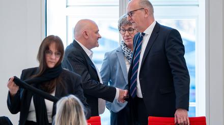 Brandenburgs Ministerpräsident Dietmar Woidke (SPD) und Finanzminister Robert Crumbach (BSW) bereiten mit den Kommunen die Umsetzung des Sondervermögens für Infrastruktur vor. (Archivbild)