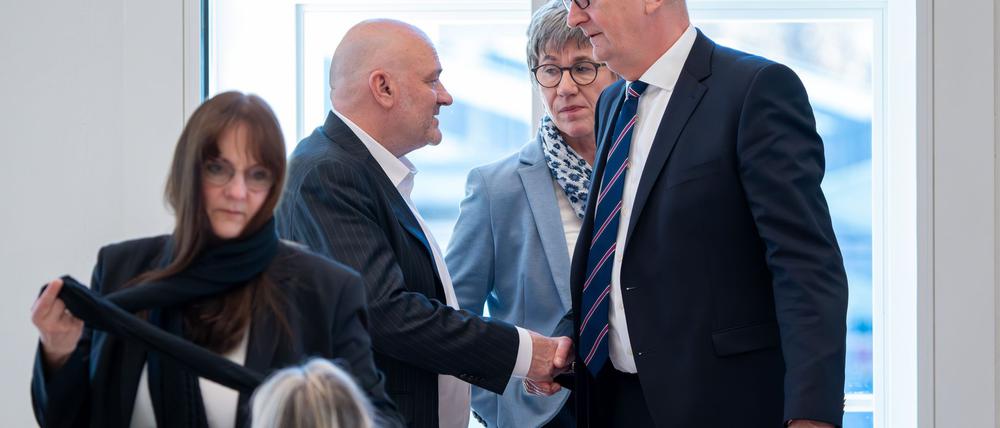 Brandenburgs Ministerpräsident Dietmar Woidke (SPD) und Finanzminister Robert Crumbach (BSW) bereiten mit den Kommunen die Umsetzung des Sondervermögens für Infrastruktur vor. (Archivbild)