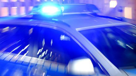 Ein Streifenwagen der Polizei mit eingeschaltetem Blaulicht (Symbolfoto).