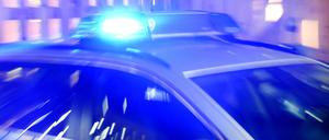 Ein Streifenwagen der Polizei mit eingeschaltetem Blaulicht (Symbolfoto).
