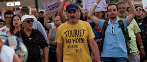 Demonstranten während einer Protestaktion gegen den Massentourismus in Alicante, Spanien.