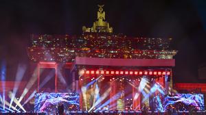 Menschen feiern am 31. Dezember 2023 bei der Silvesterparty am Brandenburger Tor in Berlin.