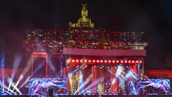 Menschen feiern am 31. Dezember 2023 bei der Silvesterparty am Brandenburger Tor in Berlin.