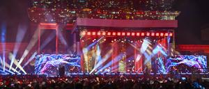 Menschen feiern am 31. Dezember 2023 bei der Silvesterparty am Brandenburger Tor in Berlin.