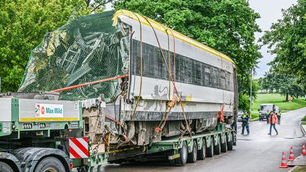 Ein beschädigter Wagen wird nach dem Zugunglück in Riedlingen abtransportiert.