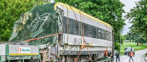 Ein beschädigter Wagen wird nach dem Zugunglück in Riedlingen abtransportiert.