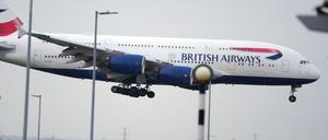 Menschen beobachten die Landung eines Flugzeugs der British Airways.