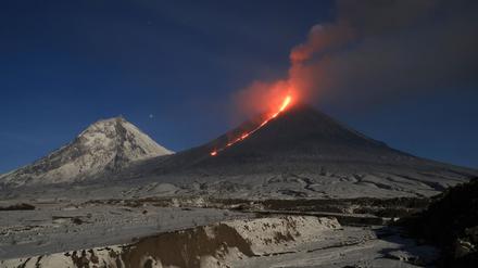 ARCHIV - 01.11.2023, Russland, ---: Lava strömt aus dem Vulkan Kljutschewskoj (Kljutschewskaja Sopka). Der rund 4.850 Meter hohe Berg gilt als einer der höchsten aktiven Vulkane Eurasiens. (zu dpa: «Nach Beben auch Vulkanausbruch auf Kamtschatka») Foto: Yuri Demyanchuk/AP/dpa +++ dpa-Bildfunk +++