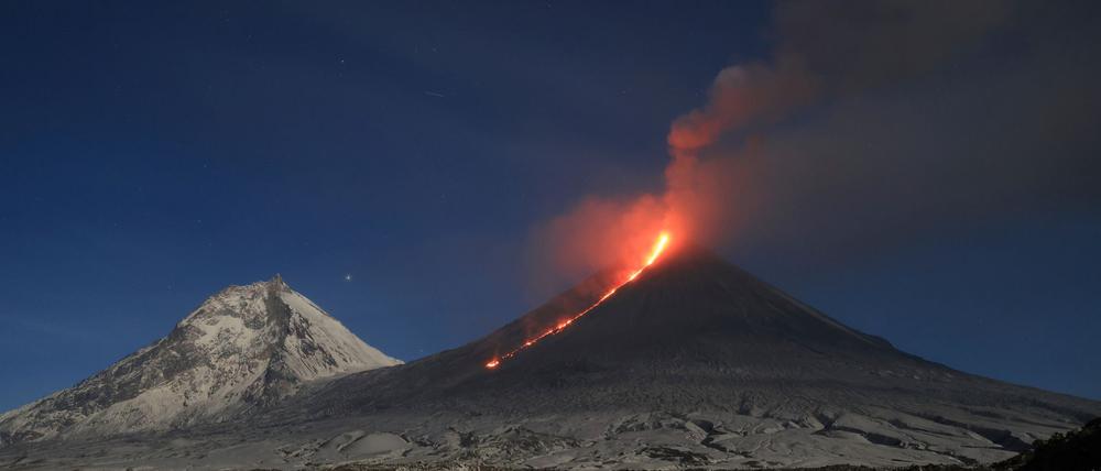 ARCHIV - 01.11.2023, Russland, ---: Lava strömt aus dem Vulkan Kljutschewskoj (Kljutschewskaja Sopka). Der rund 4.850 Meter hohe Berg gilt als einer der höchsten aktiven Vulkane Eurasiens. (zu dpa: «Nach Beben auch Vulkanausbruch auf Kamtschatka») Foto: Yuri Demyanchuk/AP/dpa +++ dpa-Bildfunk +++