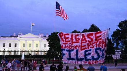 Ein Demonstrant hält am 18. Juli 2025 vor dem Weißen Haus in Washington, D.C., ein Schild hoch, auf dem die Freigabe aller Akten im Zusammenhang mit Jeffrey Epstein gefordert wird.