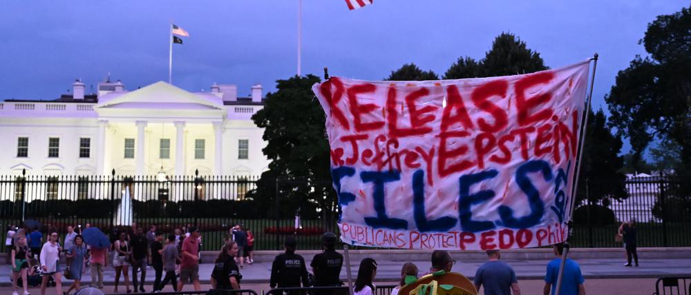 Ein Demonstrant hält am 18. Juli 2025 vor dem Weißen Haus in Washington, D.C., ein Schild hoch, auf dem die Freigabe aller Akten im Zusammenhang mit Jeffrey Epstein gefordert wird.