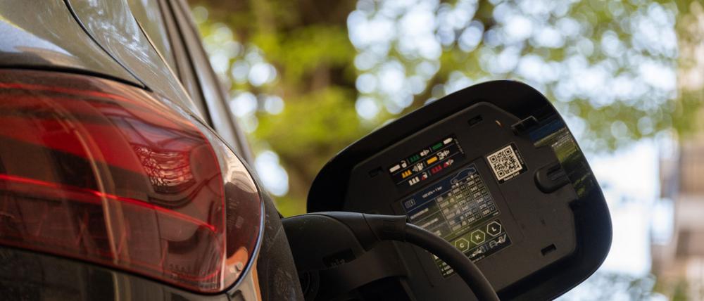 Ein E-Auto an einer Ladesäule. Im zweiten Quartal haben sich laut „E-Barometer“ der HUK Coburg so viele private Autokäufer für ein E-Auto entschieden wie seit Streichung des „Umweltbonus“ Ende 2023 nicht mehr. (Symbolbild)