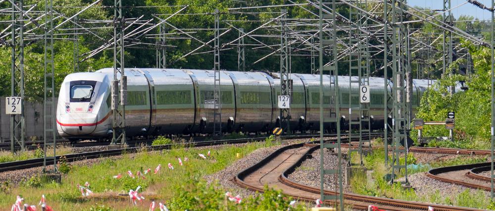 Neun Monate kein Zug auf der Strecke Hamburg-Berlin - für Pendler werden die kommenden Wochen eine Herausforderung. (Archivbild)