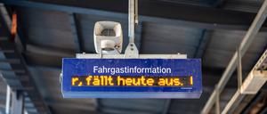 Elektronische Tafel mit der Überschrift „Fahrgastinformation“.