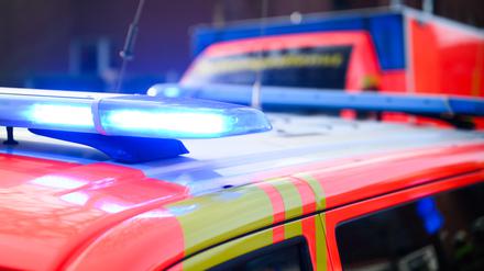 Blaulichter leuchten an einer Einsatzstelle auf einem Notarzt Fahrzeug und einem Rettungswagen. 