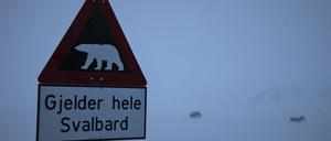 Ein Schild warnt auf Spitzbergen vor Eisbären. (Symbolbild)