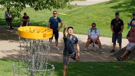Discgolf im Potsdamer Volkspark, Wettkampf des Vereins Hyzernauts Potsdam.
Foto: Verein