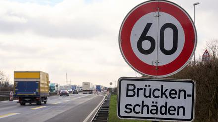 Rheinland-Pfalz, Winningen: Schilder weisen vor der Moseltalbrücke der Autobahn A61 auf Brückenschäden hin.