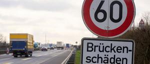 Rheinland-Pfalz, Winningen: Schilder weisen vor der Moseltalbrücke der Autobahn A61 auf Brückenschäden hin.