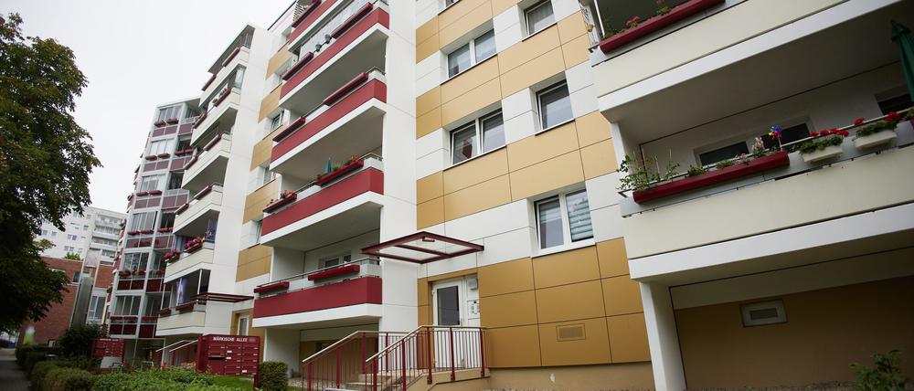 Bei einer Detonation in einem Mehrfamilienhaus in Berlin ist ein Jugendlicher schwer verletzt worden.