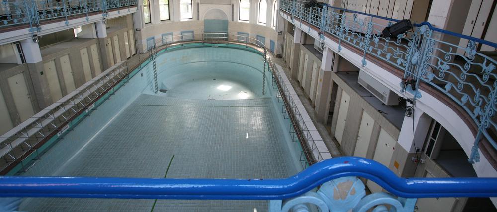 Stadtbad Steglitz: Blick auf das leere Schwimmbecken.