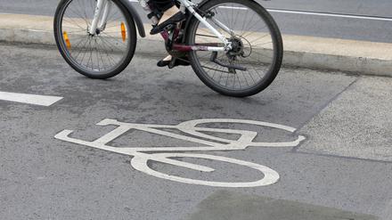 Das Symbolfoto zeigt ein Fahrrad auf einem Radweg in Potsdam.