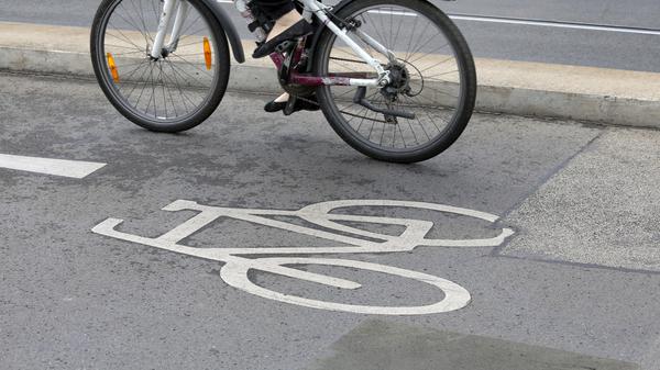 Radweg, Radspur, Fahrradfahren, Straßenverkehr