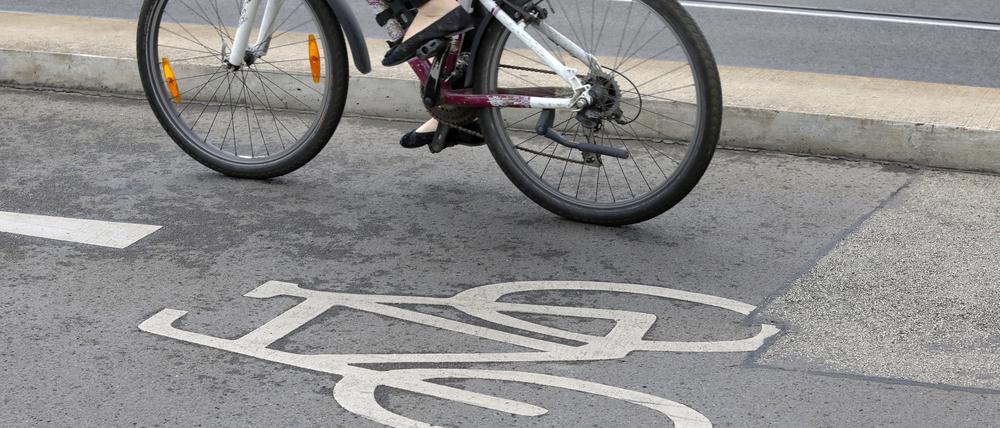 Das Symbolfoto zeigt ein Fahrrad auf einem Radweg in Potsdam.