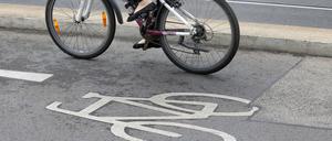 Das Symbolfoto zeigt ein Fahrrad auf einem Radweg in Potsdam.