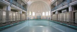 Stadtbad Steglitz: Aus dem Schwimmbad wurde zwischenzeitlich eine Kulturstätte für Theater, Konzerte, Lesungen und private Feiern. Doch das Ziel, wieder Wasser im Becken zu haben, wurde nicht erreicht.