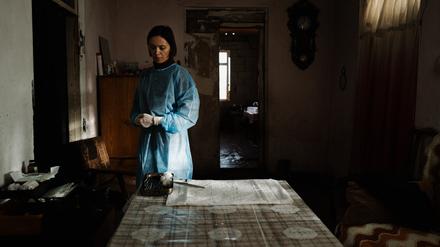 Die Gynäkologin Nina (Ia Sukhitashvili) kümmert sich um Frauen in Not.