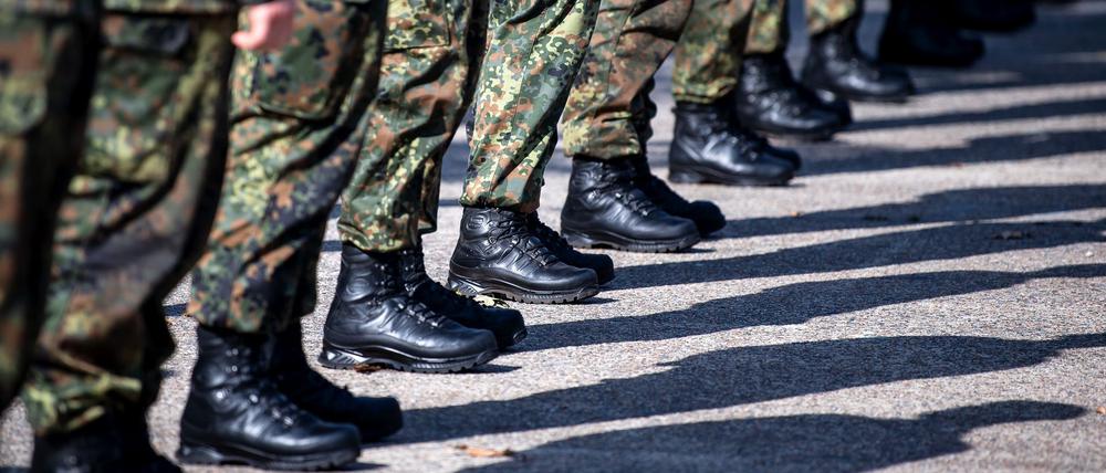 Soldaten der Bundeswehr stehen auf dem Appellplatz. In der Debatte über den Wehrdienst fordert ein CDU-Verteidigungspolitiker, die Rückkehr zur alten Wehrpflicht gesetzlich zu verankern.