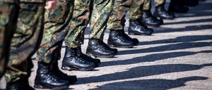 Soldaten der Bundeswehr stehen auf dem Appellplatz. In der Debatte über den Wehrdienst fordert ein CDU-Verteidigungspolitiker, die Rückkehr zur alten Wehrpflicht gesetzlich zu verankern.
