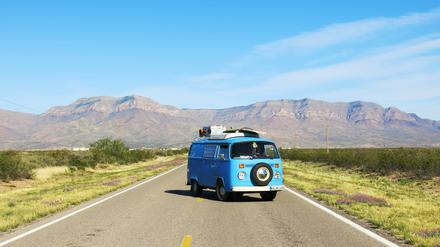 VW-Bus vor Bergpanorama in New Mexico, USA.