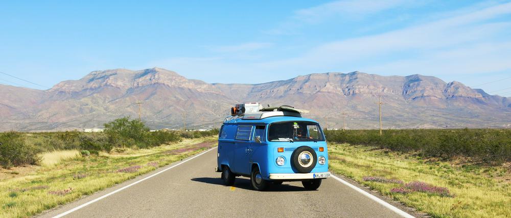 VW-Bus vor Bergpanorama in New Mexico, USA.