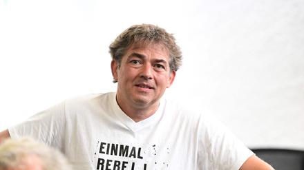 Michael Ballweg, Gründer der Gruppe „Querdenken“, steht am 31. Juli 2025 vor der Urteilsverkündung in seinem Prozess hinter seinem Anwalt im Landgerichtssaal in Stuttgart.