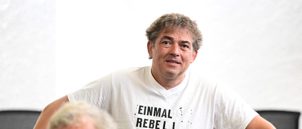 Michael Ballweg, Gründer der Gruppe „Querdenken“, steht am 31. Juli 2025 vor der Urteilsverkündung in seinem Prozess hinter seinem Anwalt im Landgerichtssaal in Stuttgart.