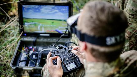 Drohnenpiloten der Spezialeinheit Omega des ukrainischen Militärs trainieren am Donnerstag, 01. August 2024 in der Region Donezk.