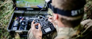 Drohnenpiloten der Spezialeinheit Omega des ukrainischen Militärs trainieren am Donnerstag, 01. August 2024 in der Region Donezk.