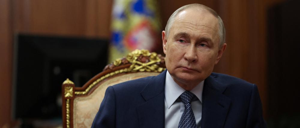 Der russische Präsident Wladimir Putin nimmt an einem Meeting teil.