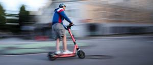Ein Mann fährt auf einem E-Scooter. (Symbolbild)