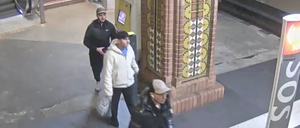 Dieses Bild nahm eine Überwachungskamera von den drei Tatverdächtigen auf.