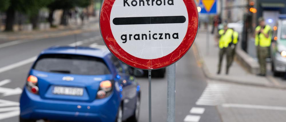 Polnische Grenzschützer stehen auf der polnischen Seite hinter der Stadtbrücke von Görlitz: Polen will einem Bericht zufolge die Grenzkontrollen verlängern. (Archivbild)