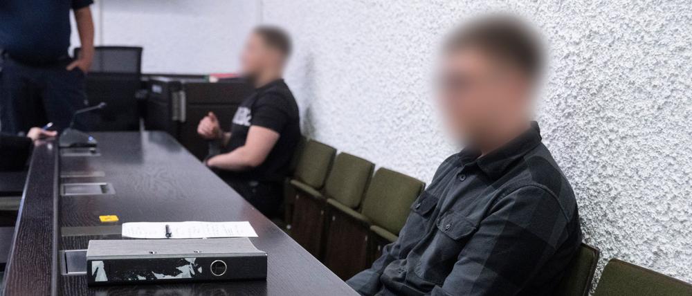 Ein in Haft sitzender (l) und ein nicht in Haft sitzender Angeklagter sitzen im Prozess um Bombendrohungen im Südwesten in einem Saal des Landgerichts Stuttgart.